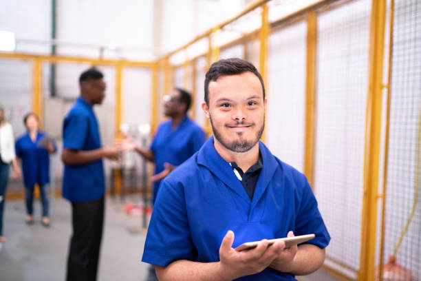 Jovem com síndrome de Down em ambiente de formação profissional e trabalho em equipe