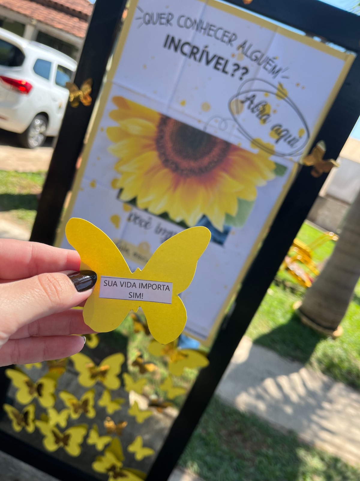 Borboleta amarela com a mensagem “Sua vida importa sim!” na ação do Setembro Amarelo da APAE de Iacanga