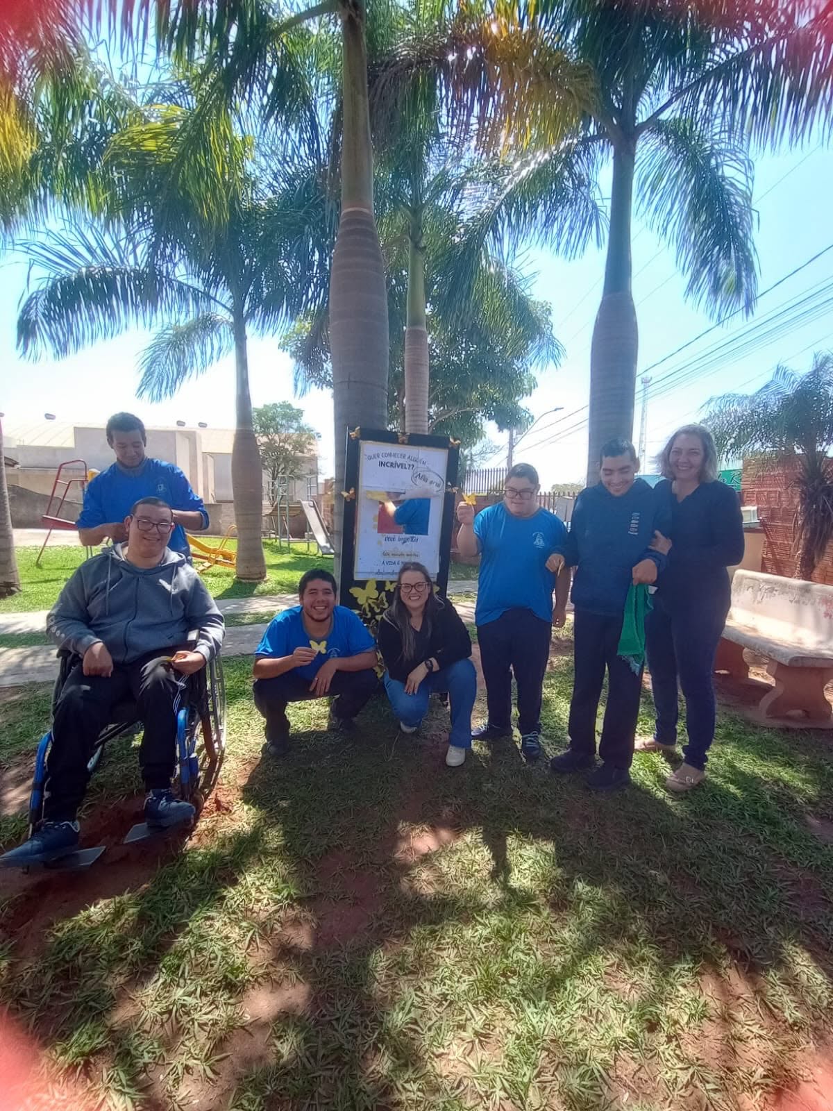 Participantes com borboletas amarelas na campanha Setembro Amarelo
