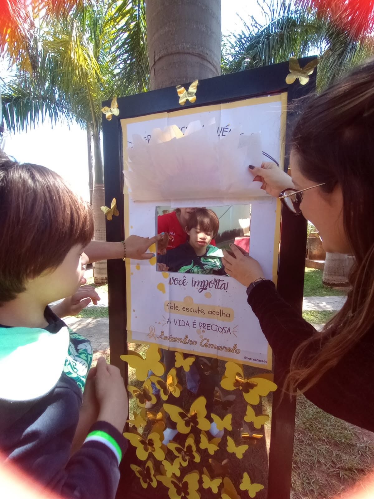 Detalhe do painel e materiais da campanha Setembro Amarelo