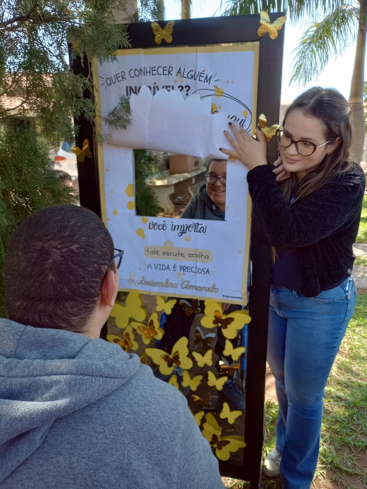 Participantes interagindo com o painel do Setembro Amarelo